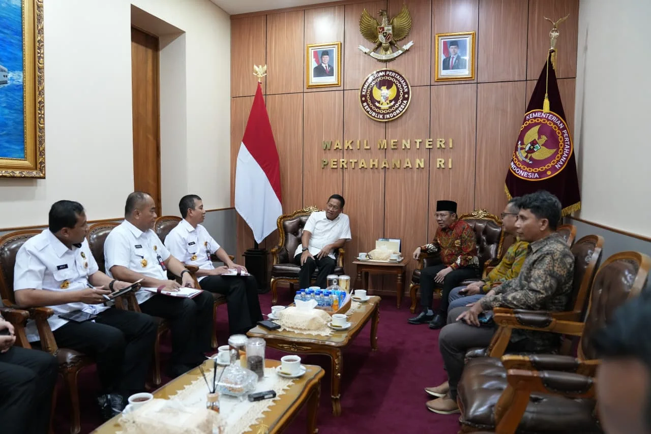 Wamenhan-Bupati Lombok Utara 🎓 Sepakat Kembangkan SDM Lewat Unhan - Image 2