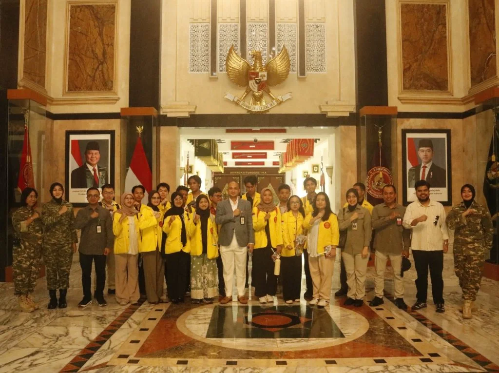 Mahasiswa UI 🎓 Kunjungi Lorong Sejarah Kemhan untuk Perkaya Wawasan Kebangsaan - Image 3